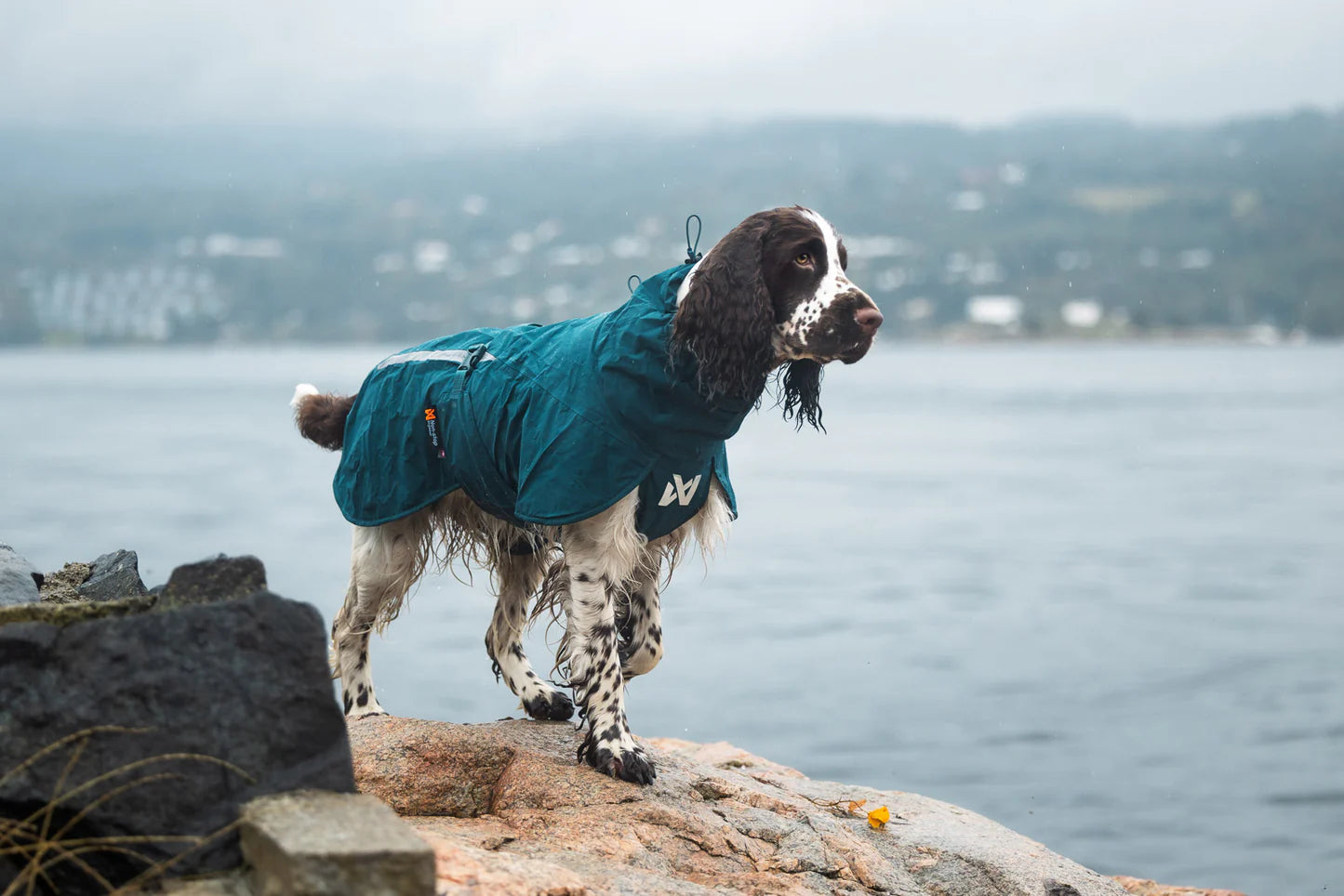 Non-stop Dogwear Fjord lined raincoat leg straps and drainage holes detail