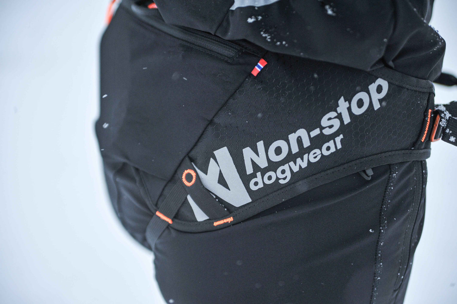 Detailed view of Non-stop dogwear Loype Belt Pro showing breathable mesh and reflective logo for visibility during skijoring.