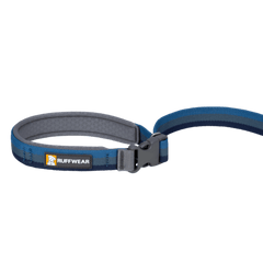 Close-up of Ruffwear Roamer™ Leash padded handle and side-release buckle for adjustable and comfortable fit.